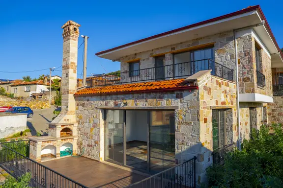 Onmax Taylıelinde Deniz Manzaralı Konak Havasında Lüks Taş Villa 1