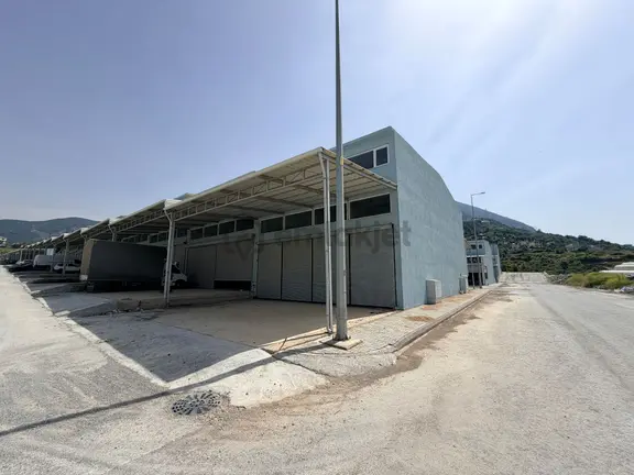 Emlakparktan Yeni Sanayide Önlü Arkalı 4 Adet Kiralık Köşe Dükkan 2