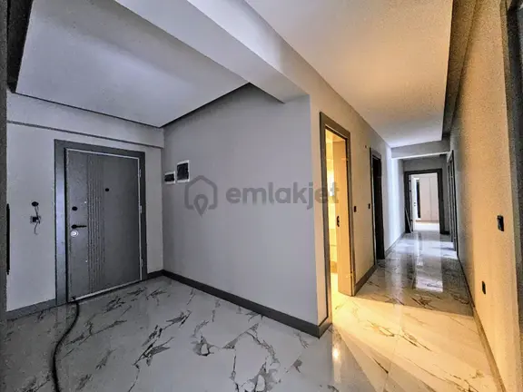 İhsaniye Cumhuriyet Mahallesi Satılık 3+1 Bahçe Katı Daire 1
