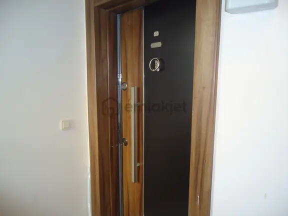 Krc'den Merkezi Konumda Katta Satılık 2+1 Daire 2