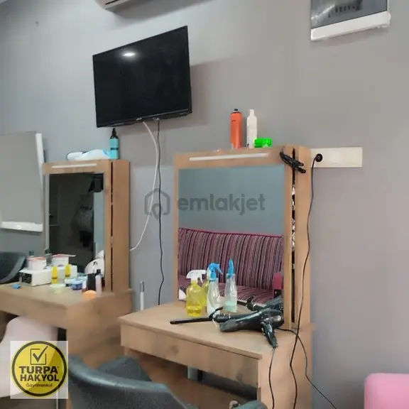 Satılık Çok Acil 18 M2 Otomotik Panjurlu Güzel Bir Dükkan 2
