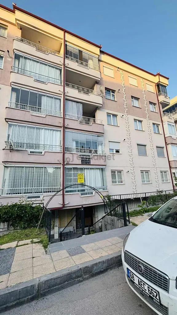 Mert Emlak'tan Yol Cepheli Geniş 3+1 1