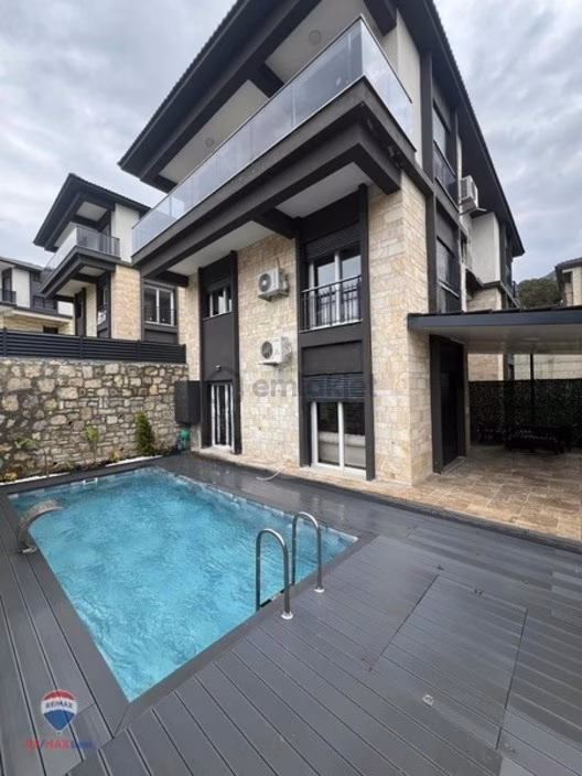 37 Yeni Foça'da 4+1 Triplex Özel Havuzlu Satılık Villa 1