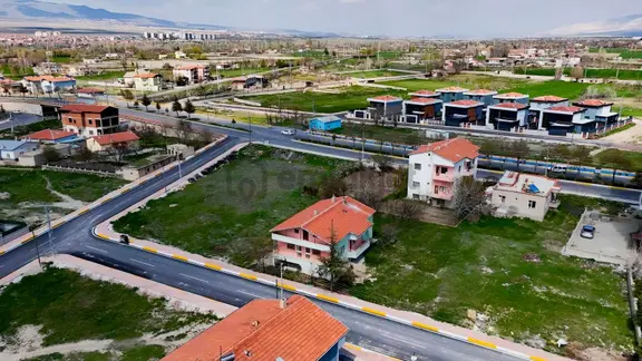 Emin Emlaktan 8 Kat İmar Avantajlı,villa Bölgesinde Müstakil Ev 2