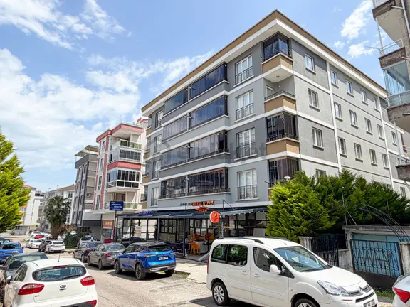 Ömürevleri Bacalı Pergoleli Depolu Satılık Dükkan 1
