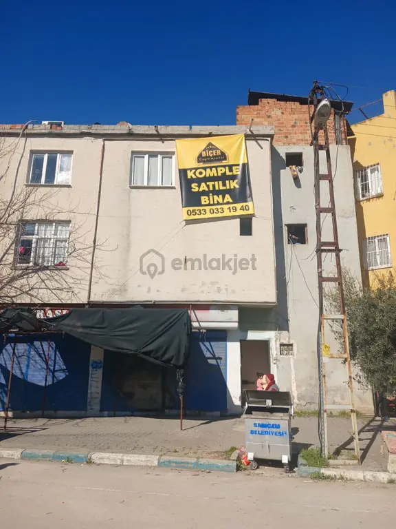 Adana Sarıçamda Kozan Yolunda Şehirhastanesi Bulvar Girişi Köşe Başında 3 Katlı Bina 1