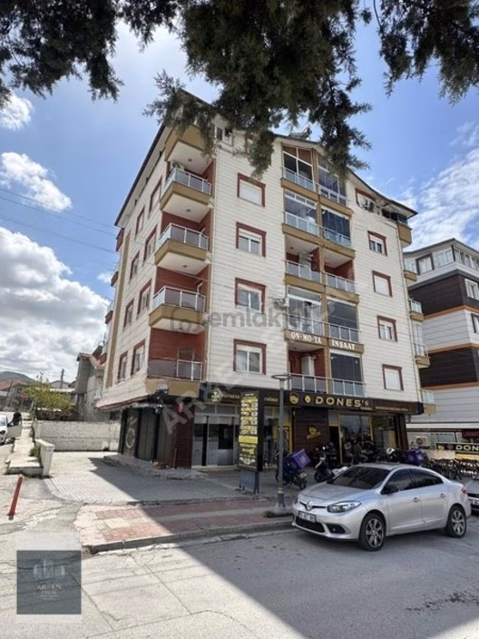 Ar&en Emlaktan Emekte Cadde Üzeri Fırsat Daire 1