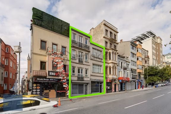 Beyoğlu'nda Geniş Arsalı Yenileme Potasiyali Yüksek İki Bina 1