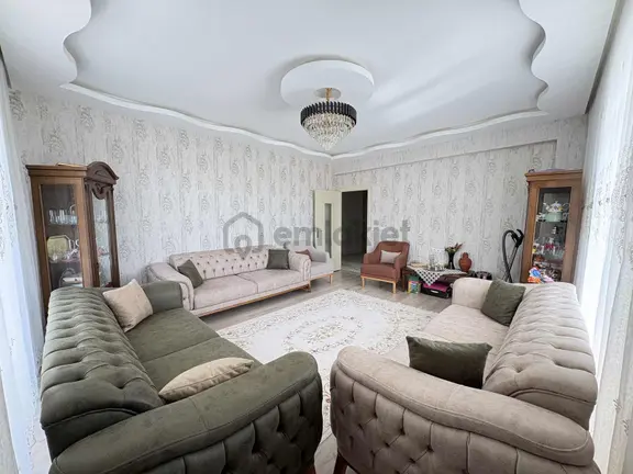 Fırsat! Emirgazi Mah.de Cadde Cepheli Ara Kat 220 M² 4+1 Daire! 2