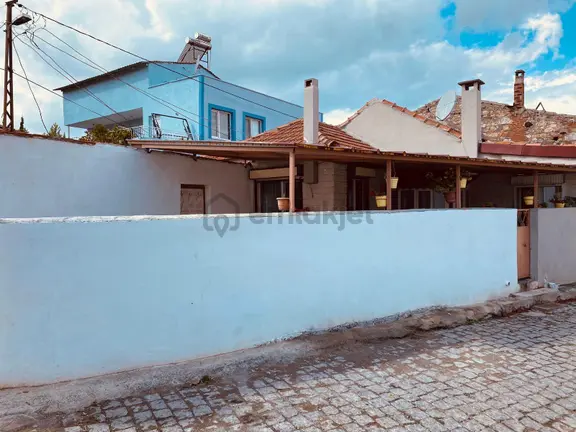 Ayvada'dan Ayvalık Merkez'de 2+1 Kağir Ev İle Kağir Ahır 1