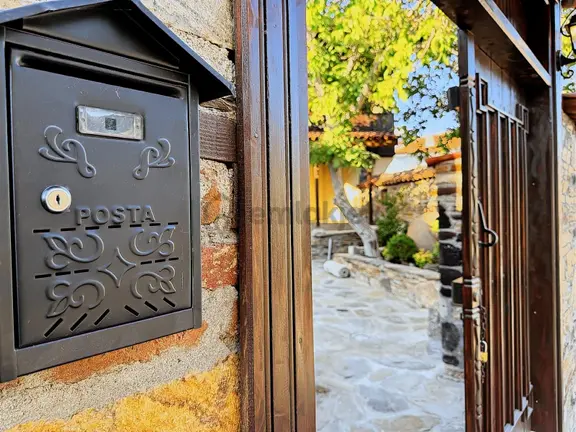 Kula'da Yeni Restore Edilmiş 280 M2 Arsa Üstünde Tarihi Konak 2