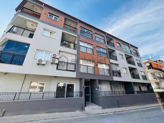 Kuşadası Davutlar'da Ara Kat Ebeveyn Banyolu Satılık 2+1 Daire 1