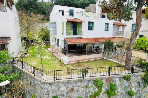 Kadınlar Denizi'nde 4+1 Geniş Bahçeli Deniz Manzaralı Kiralık Villa 1