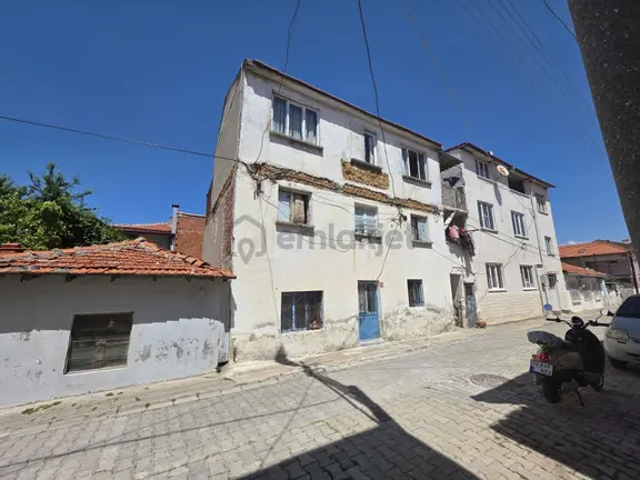 Burhaniye Cumhuriyet Mah. 3 Daireli Kira Getirili Satılık Bina 1