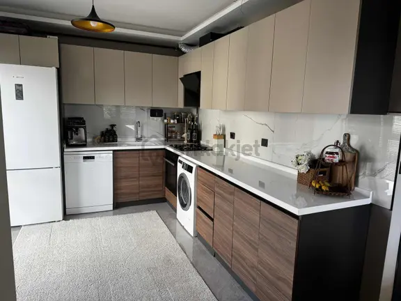 Alaçatı'dan İncek'te Güney Cephe Kapalı Otoparklı Geniş Lüks 4+1 1