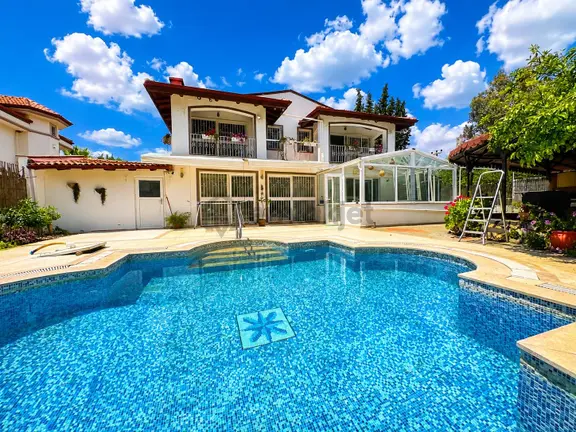 Stop'tan Foça 993m² Bahçe Kullanım Alanlı 4+1 Müstakil Villa 1
