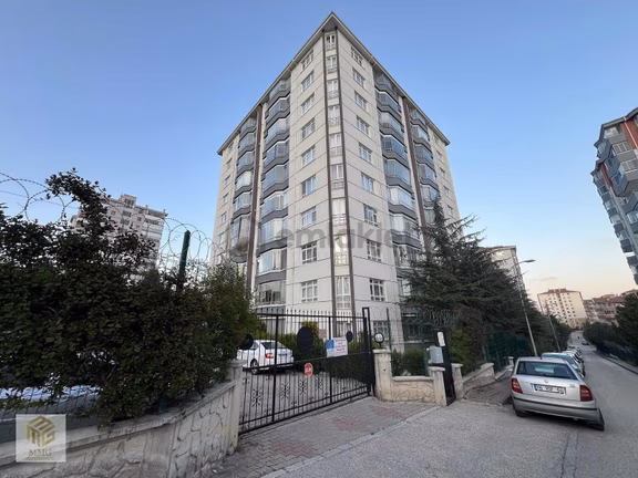 Ata Mah.'de Site İçerisinde Cadde Üzeri Manzaralı Ara Kat Daire 1