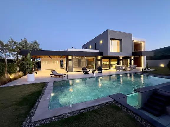 İzmir Çeşme'de Ilıca Plajı'na Yakın Havuzlu Yeni Villa 1