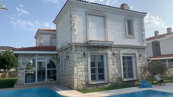 Çeşme’de Denize Ve Yat Limanına Yakın Taş Mimarili Villa 2