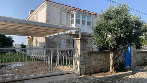 Çeşme’de Denize Ve Yat Limanına Yakın Taş Mimarili Villa 1