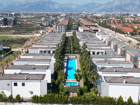 Antalya Döşemealtı’nda Havuzlu Sitede Şömineli Müstakil Villa 2