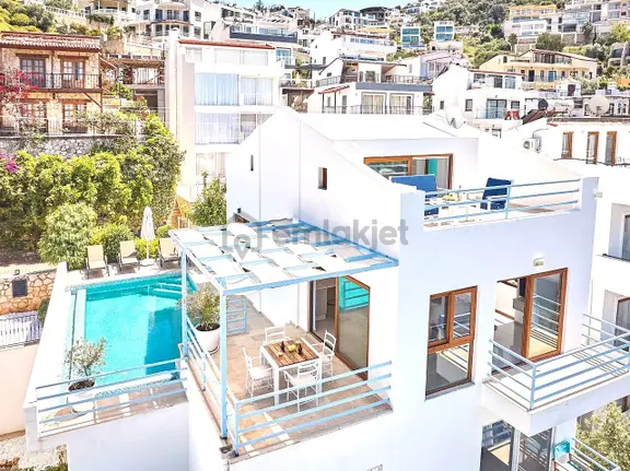 Kaş Kalkan Kışla’da Plaja Yürüme Mesafesinde Eşyalı Villa 1