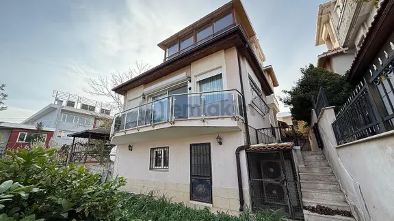 Güzelbahçe'de Deniz Manzaralı Bahçeli Geniş Villa 1