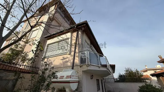 Güzelbahçe'de Deniz Manzaralı Bahçeli Geniş Villa 2