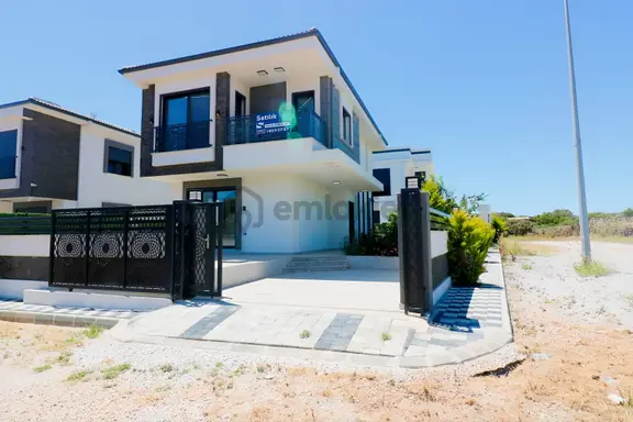 Didim Çamlık Mahallesinde Önü Kapanmaz Köşe Başı Lüks Villa! 1