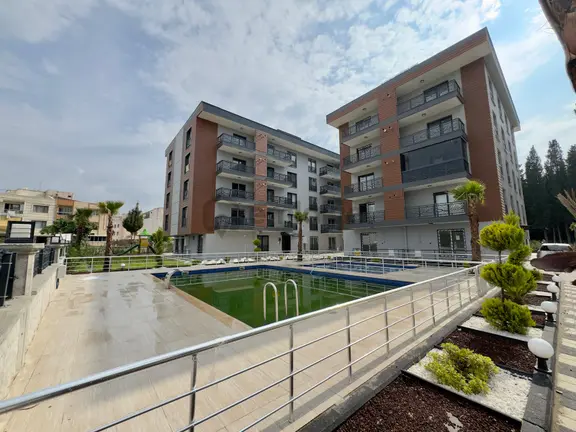 Zeki Emlak'tan Manisa Muradiye Mahallesinde Havuzlu Site İçinde 1+1 Kiralık Daire 1