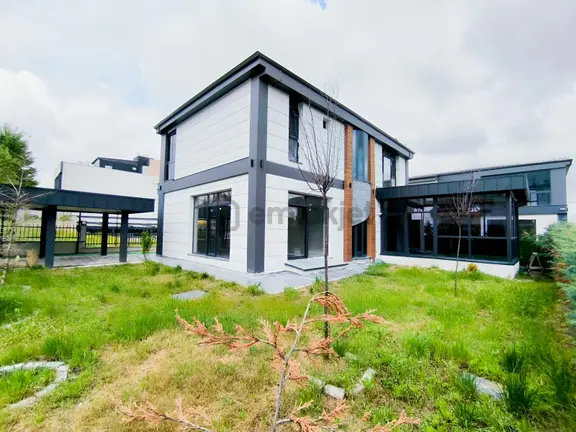 Bağlıcada Müstakil Girişli Kış Bahçeli 5+2 Sıfır Villa 2