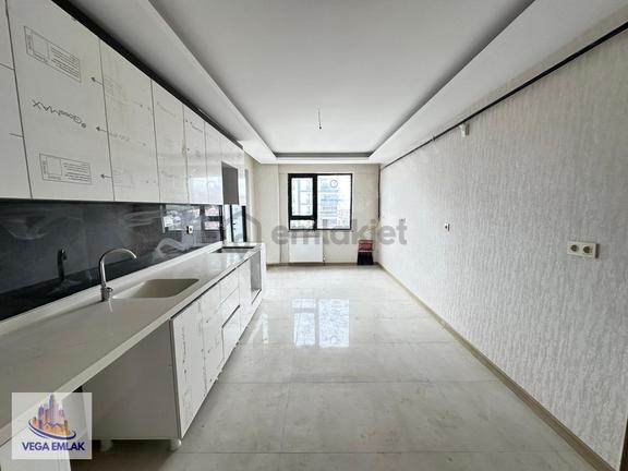 Vega Emlak'tan Güneşevler Cepheli 3+1 Sıfır Site Dairesi 2