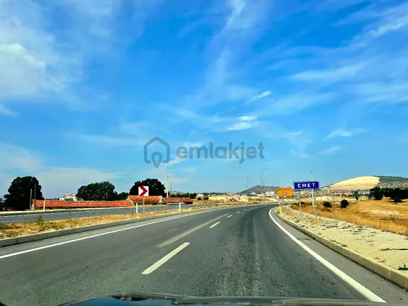 Kütahya Emet Örencik'te Köy Otoyol Elk Su Çay Yanı 1463 M² Bakımlı Tarla. Açıklamada 2