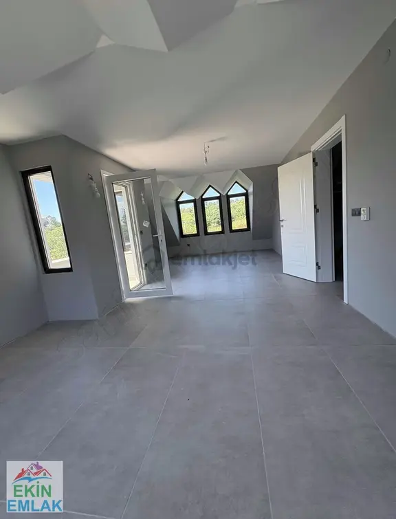 Ekinden Çavuşbaşı / Erguvan Sitesinde Triblex 5+1 Satılık Villa 2