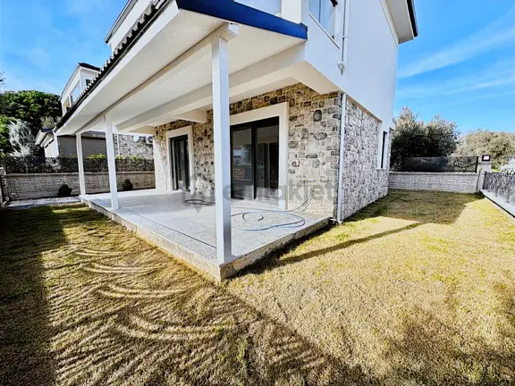 Avcı'dan Denize Sıfır Site Tam Müstakil Girişte Odalı Villa 2
