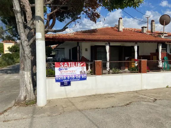 Kuşadası'nda Satılık Denize 50 Metre 3. Sırada Köşe Konumlu Villa .. 1