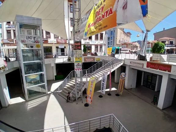 Akçay Emlak'tan Akşehir Dudu Kadın Çarşısında Kiralık Dükkan (büfe) 1