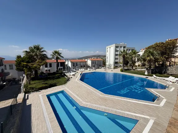 Kuşadası Efe Konakları Sıtesı’nde Denız Manzaralı 4+1 Trıpleks Vılla 1