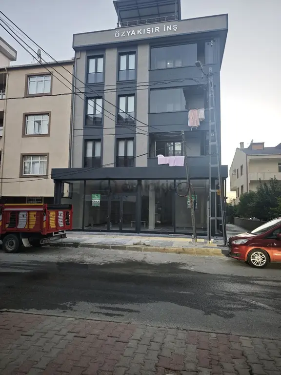 Sultanbeyli Adil Mahallesi'nde Geniş Vitrinli + Bodrumlu Kiralık 2