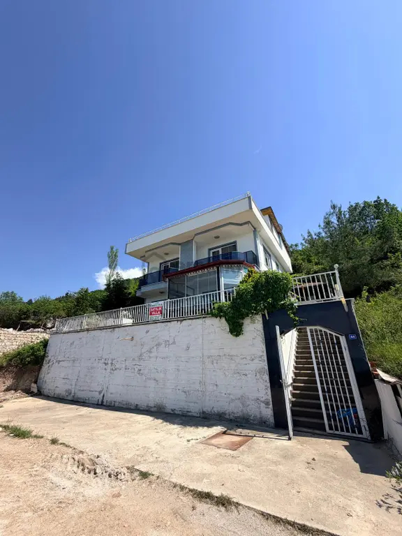 Cide Demirtaş Emlak Güvencesi İle Eşyalı 3 Katlı Lüks Villa 1