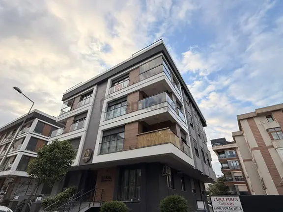 Çalışlar'da Çift Balkonlu, Kapalı Otoparklı 3+1 Kiralık Daire 1