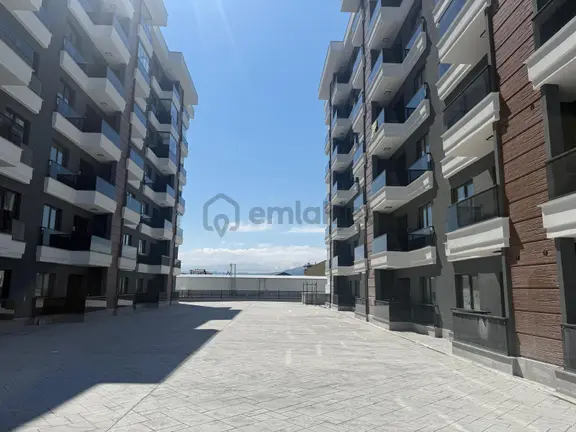 Cumhuriyet Mahallesinde Anayol Üzerinde Kiralık 1+1 Daire 1