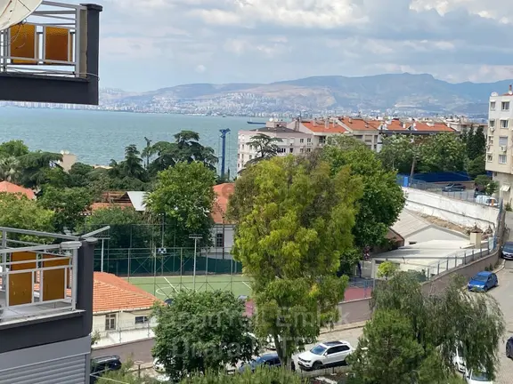 Küçükyalıda Deniz Manzaralı Ara Kat Satılık Daire 1