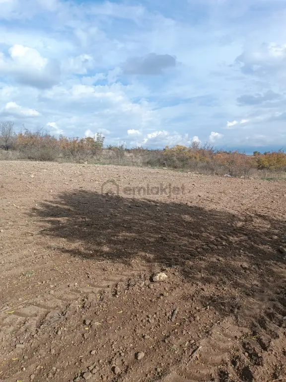 Şehir Merkezine Yakın Haticehatunda Satılık 1.700 M2 Tarla 2