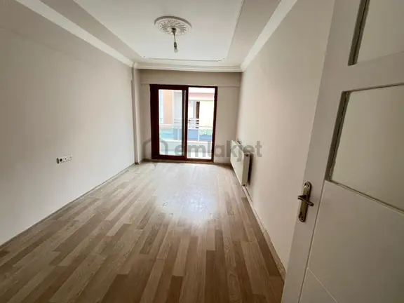 Çözüm Emlak'tan Muradiye İstasyon Caddesi'nde 3+1 Ara Kat Daire 2