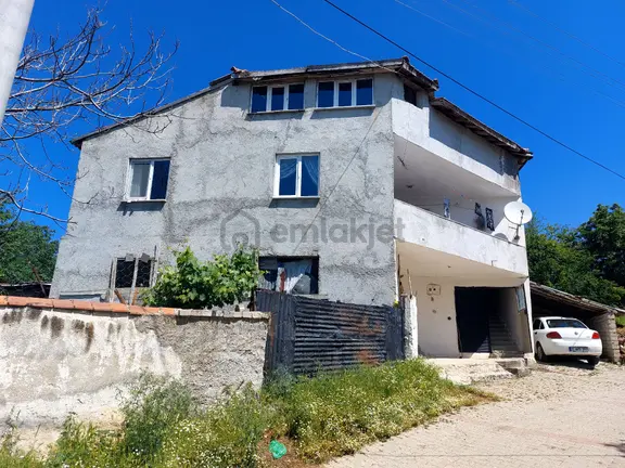 Köy Merkezinde Temiz 3 Katlı 2