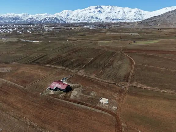 Tufanbeyli Cumhuriyet Mahallesinde 5000m² Alanda Hazır İşe Başlamalık Ahır 2