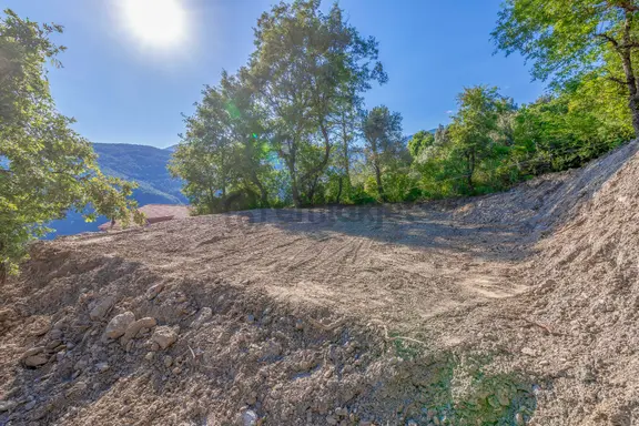 Alanya Üzümlü'de Baraj Gölü Ve Doğa Manzaralı Yatırımlık Tarla 2