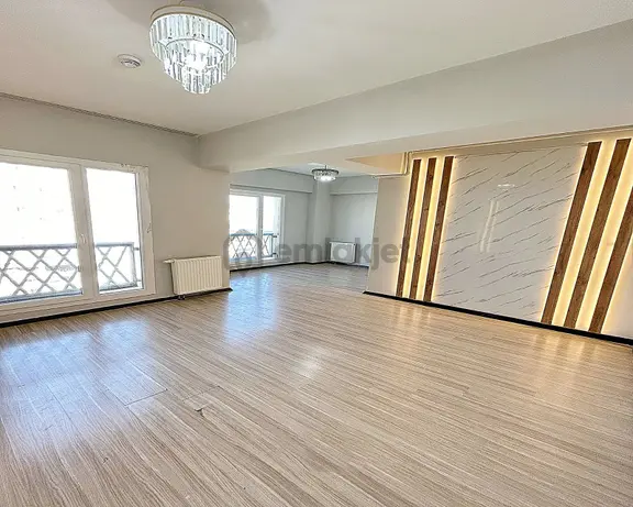 Cadde Üzeri Havuzlu - 7/24 Güvenlikli Site İçi Satılık Daire! 2