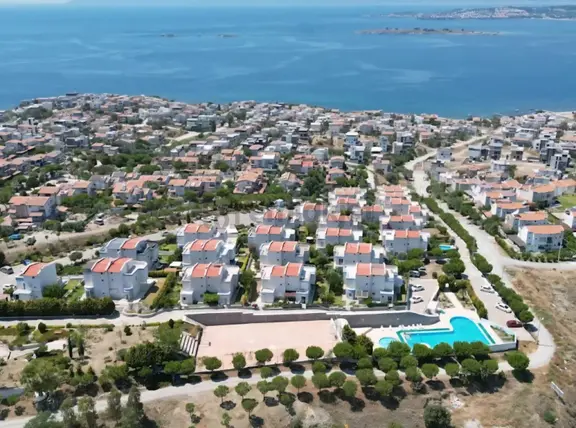 Seferihisar Akarca'da Havuzlu Sitede Satılık 4+1 Dubleks Villa 1